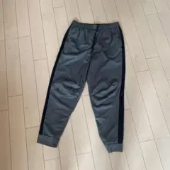 グレーのジャージパンツ サイドストライプ