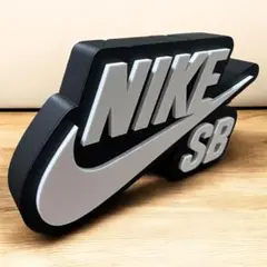 ナイキSB | Nike SB のロゴデザインの立体的なランプシェード