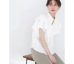 N. ラッフルブラウス