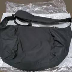 黒いナイロンショルダーバッグ