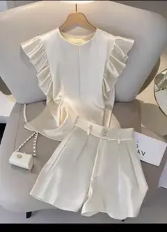 SHEIN フリル付きクリーム色トップスとショートパンツセット M