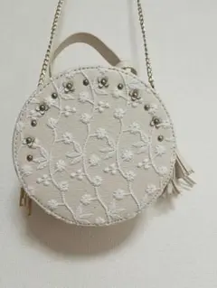 【美品　未使用】　花刺繍　ラウンドショルダーバッグ　ベージュ　レディース