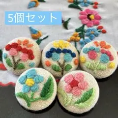 【ハンドメイド】カロチャ刺しゅうのブローチ　2種色違い5個セット