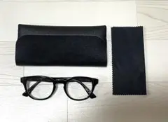 黒縁メガネ