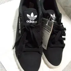 新品 タグ付き adidas ブラック キャンバススニーカー 26.5cm