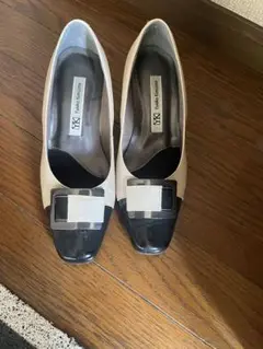 YKベージュと黒のパンプス 22.0