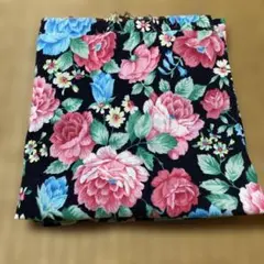 黒地に赤と青の花柄生地 はぎれ
