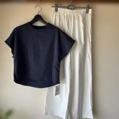 ネイビーとホワイトのパンツセットアップ