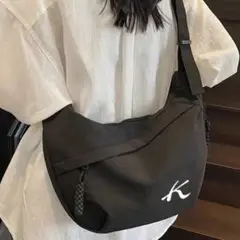 【新品】ショルダーバッグ サコッシュ ボディバッグ K ロゴ　ブラック　キタムラ