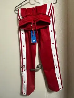 adidas サイドボタン付きレッドジョガーパンツ