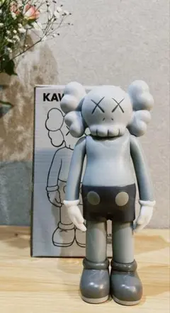 KAWS フィギュア GREY