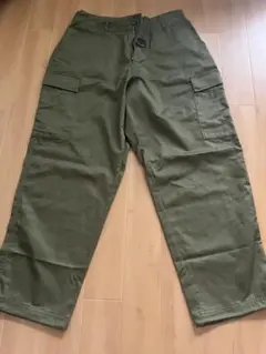 カーゴパンツ　オリーブ