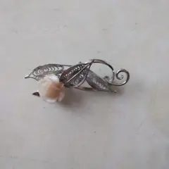 薔薇のブローチ