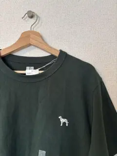 ダルメシアンの刺繍入りダークグリーンTシャツ