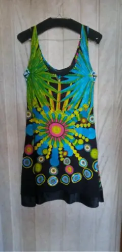 未使用に近いDesigual カラフル花柄ノースリーブワンピース