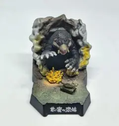 ウルトラ怪獣名鑑　シークレット　甘い蜜の恐怖　モングラー　モノクロ　未開封品 ウルトラ怪獣名鑑『甘い蜜の恐怖』【モングラー】モノクロ