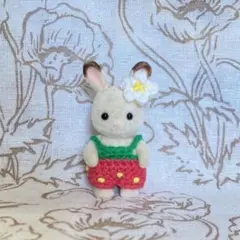 シルバニア服　イチゴズボンとお花の耳飾り