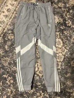 adidas グレー トラックパンツ ストライプ