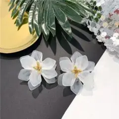 ピアス 大ぶり花イヤリング 3Dリゾートフラワー イヤリングタイプ 即購入可❣️