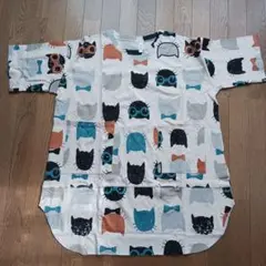 D.M. 猫と蝶ネクタイのTシャツ