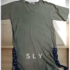 SLY オリーブ ，カーキVネック Tシャツ