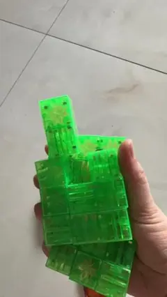 透明緑色の組み立てブロック