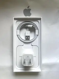 iPhone 純正のアダプター充電器とライトニングケーブル