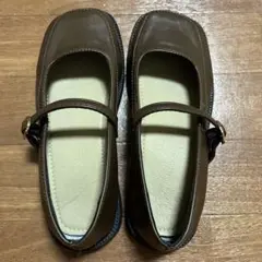 ブラウン ストラップ付きフラットシューズ