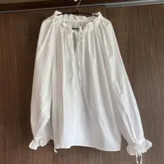 UNIQUE DESIGN ホワイト長袖ブラウス　フリル付き