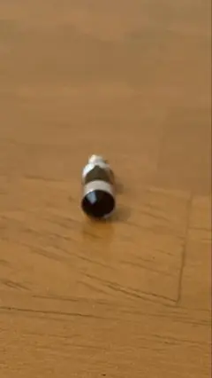 黒いスタッドピアス