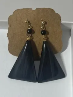 ブラック三角形ダングルピアス