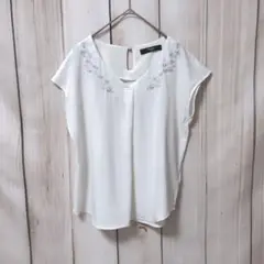 【ファビュラスアンジェラ】ノースリーブブラウス　刺繍付き　Vネック　ホワイト　F