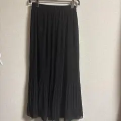 黒いプリーツロングスカート
