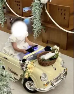 花の装飾付きラジコンカー