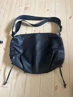 本革　レザー メッセンジャーバッグ