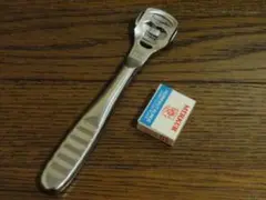 革の厚みを調整する工程に革漉き
