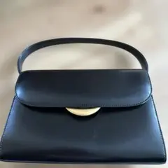 黒のハンドバッグ ゴールド金具付き