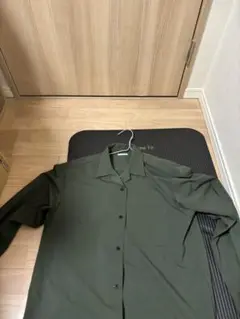 オリーブグリーン 長袖シャツ 胸ポケット付き