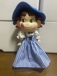 青と白のストライプドレスのフィギュア