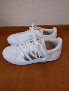 adidas EE7874 ホワイト シルバーライン　25cm