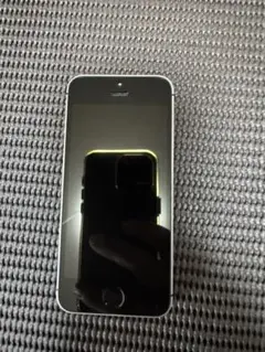 Apple iPhone SE シルバー 本体　32ギガ