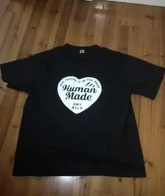 HUMAN MADE 黒いTシャツに白いハート