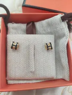 Hermès Hロゴ ピアス ゴールド/ブラック