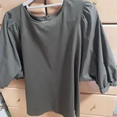 オリーブグリーン バルーンスリーブ シャツ