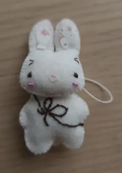 ウサギのフェルトストラップ（ニンジン付き）