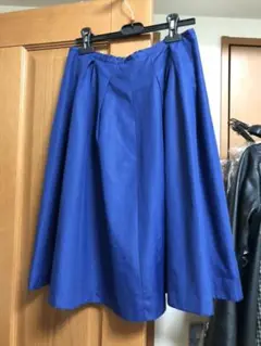ブルーの膝丈スカート