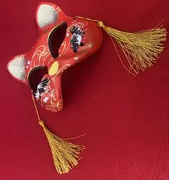 推しキャラお面！この価格でお届けします！ 房付きNew半面 猫面’紅色に黒出目金