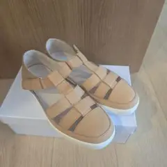 ベージュレザーサンダル ストラップ付き