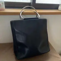agnes b. 黒いレザーハンドバッグ メタルハンドル付き