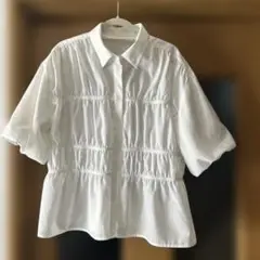 ギャザー入りホワイト半袖シャツ